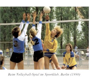 beim volleyball-spiel im sportklub, in berlin (1998)