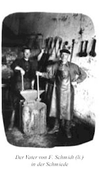 Der Vater von F. Schmidt (li.) in der Schmiede