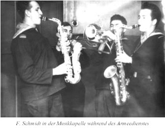 F. Schmidt in der Musikkapelle während des Armeedienstes