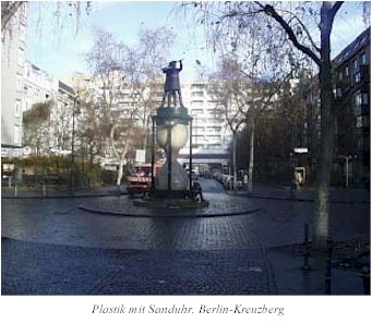 Plastik mit Sanduhr, Berlin-Kreuzberg