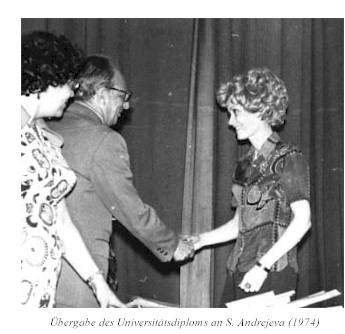 &Uuml;bergabe des Universit&auml;tsdiploms an S. Andrejeva (1974)