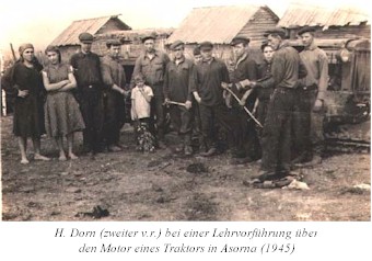 H. Dorn (zweiter v. r.) bei einer Lehrvorführung über den Motor eines Traktors in Asorna (1945)